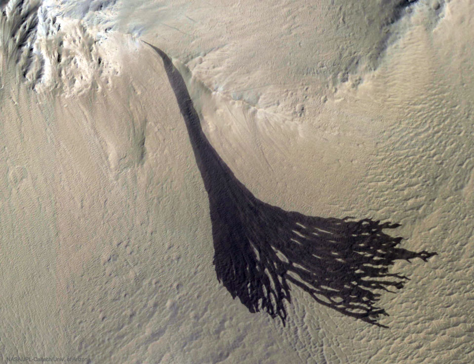 Dark Slope Streaks Split on Mars