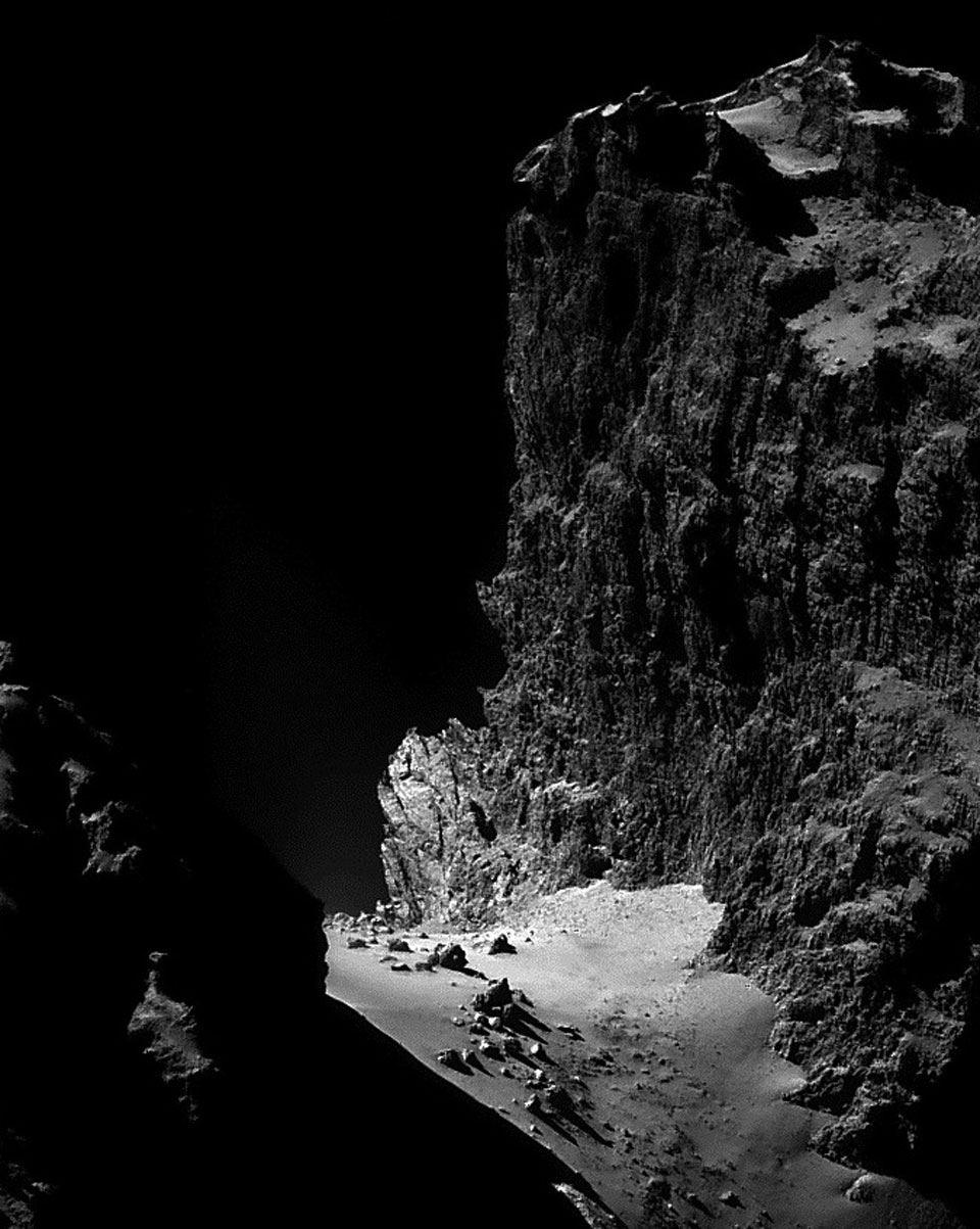 The Cliffs of Comet Churyumov�Gerasimenko